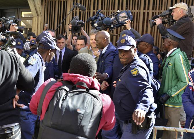 Telecamere e obiettivi circondano Pistorius. Reuters